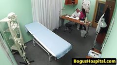 Doktor sprostě ojede pacientku na stole